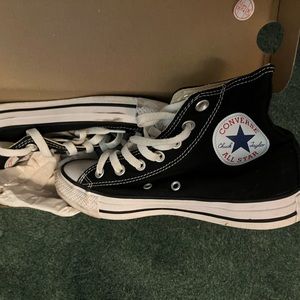 Converse Hightop sneaker - like new. Size W 6.5